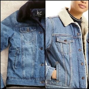 KC COLLECTION Vintage  Denim Jean Jacket Quilted Inside Faux Fur Collar Large.